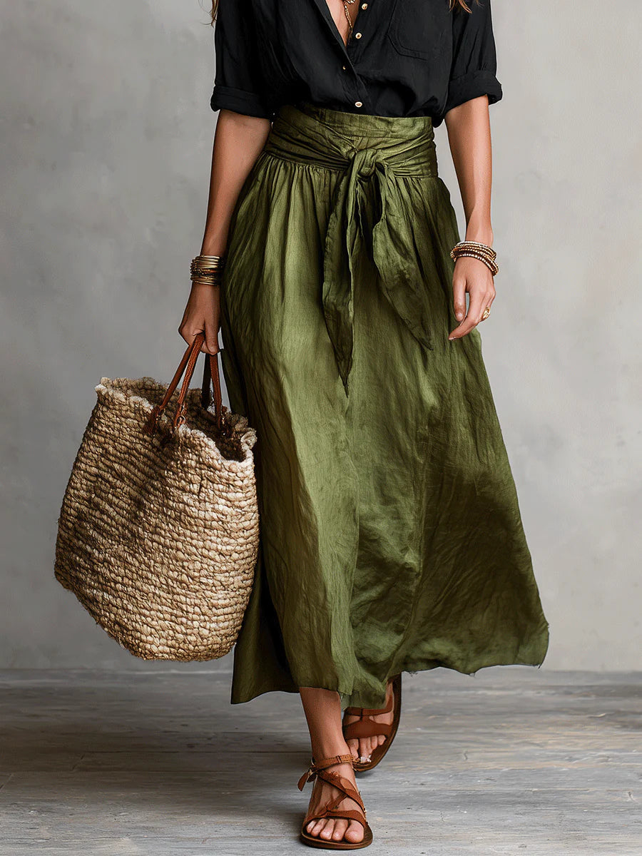 Cleo | Conjunto de dos piezas: camiseta negra y falda midi verde oliva