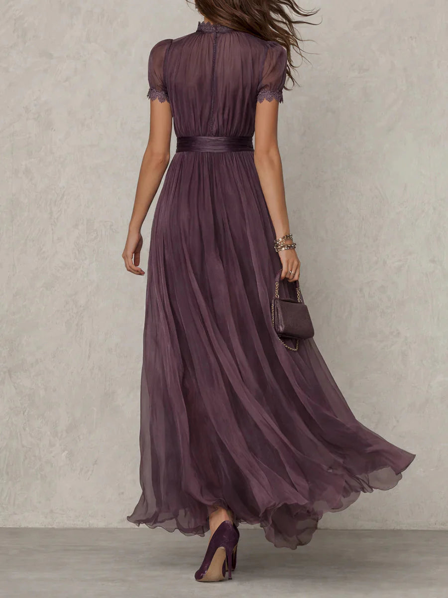 FLAVIA – Vestido largo violeta con escote lágrima y detalle de encaje en chiffon