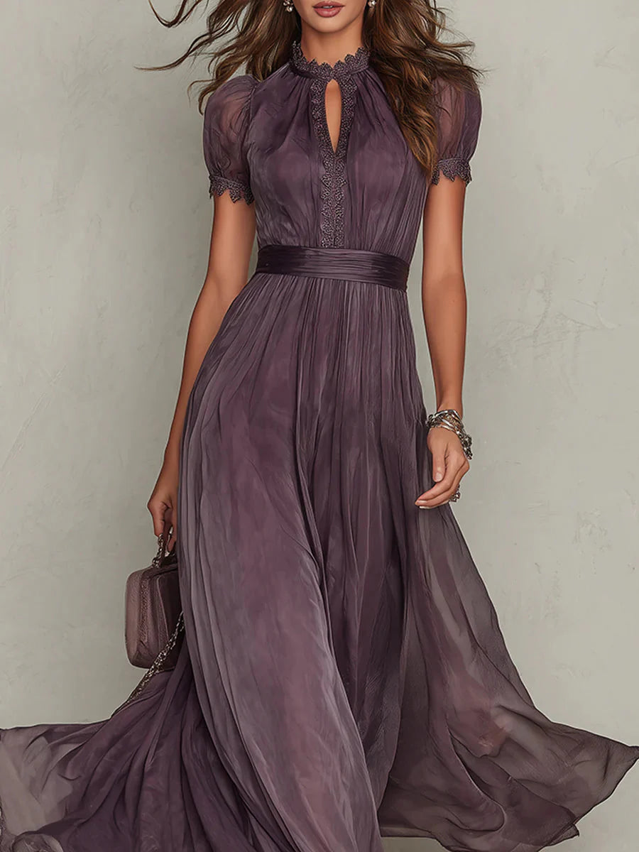 FLAVIA – Vestido largo violeta con escote lágrima y detalle de encaje en chiffon